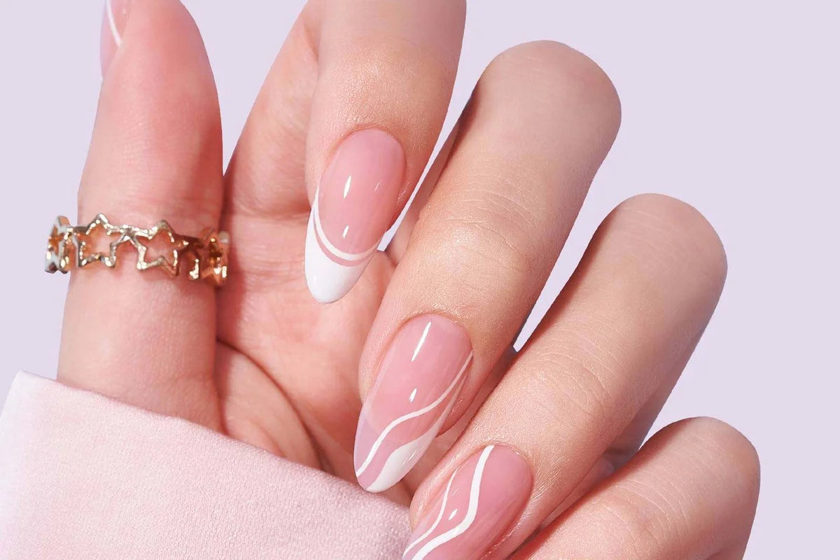 Press-on naglar med hållbar nageldesign