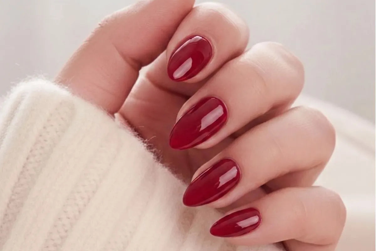 Ruby Romance vinröda press-on naglar i mandelform med chrome-finish
