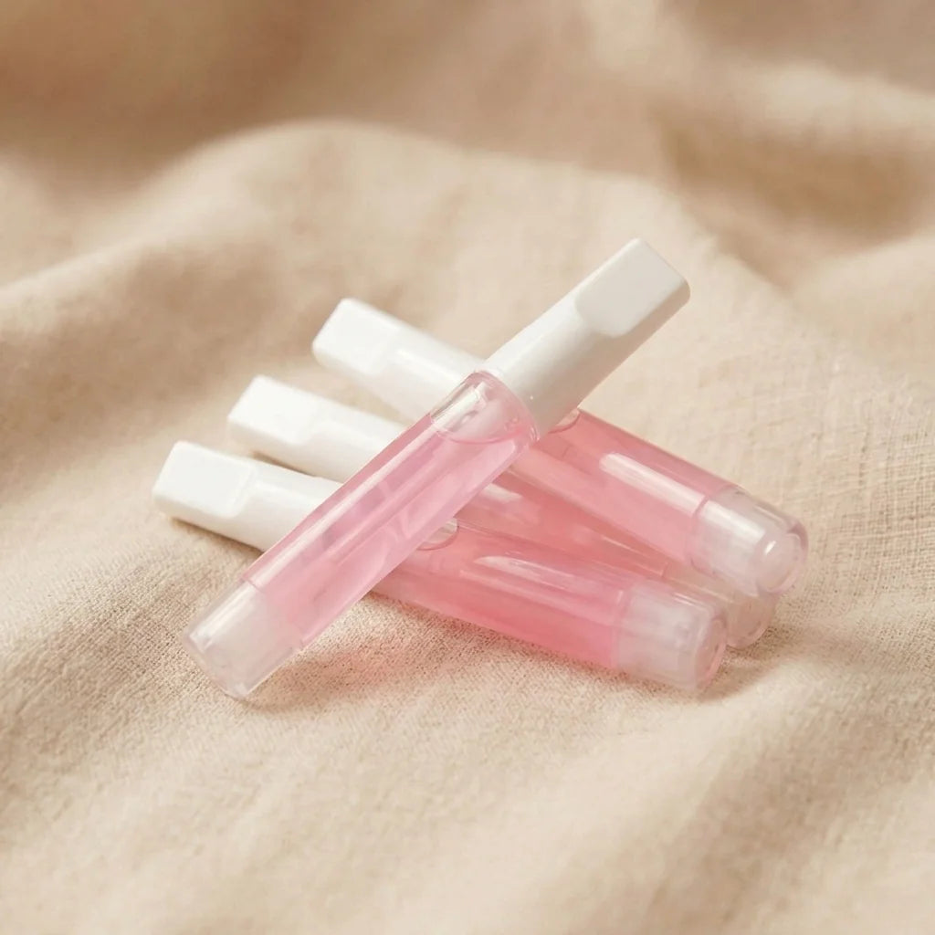 Glow Glue, colle à ongles liquide rose posée à plat – colle pinceau XNails pour faux ongles