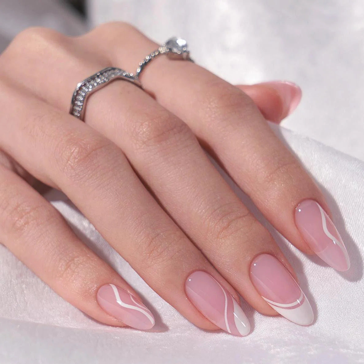 Winter Whirl press-on naglar – nude mandelnaglar med vit swirl och vit fransk tipp