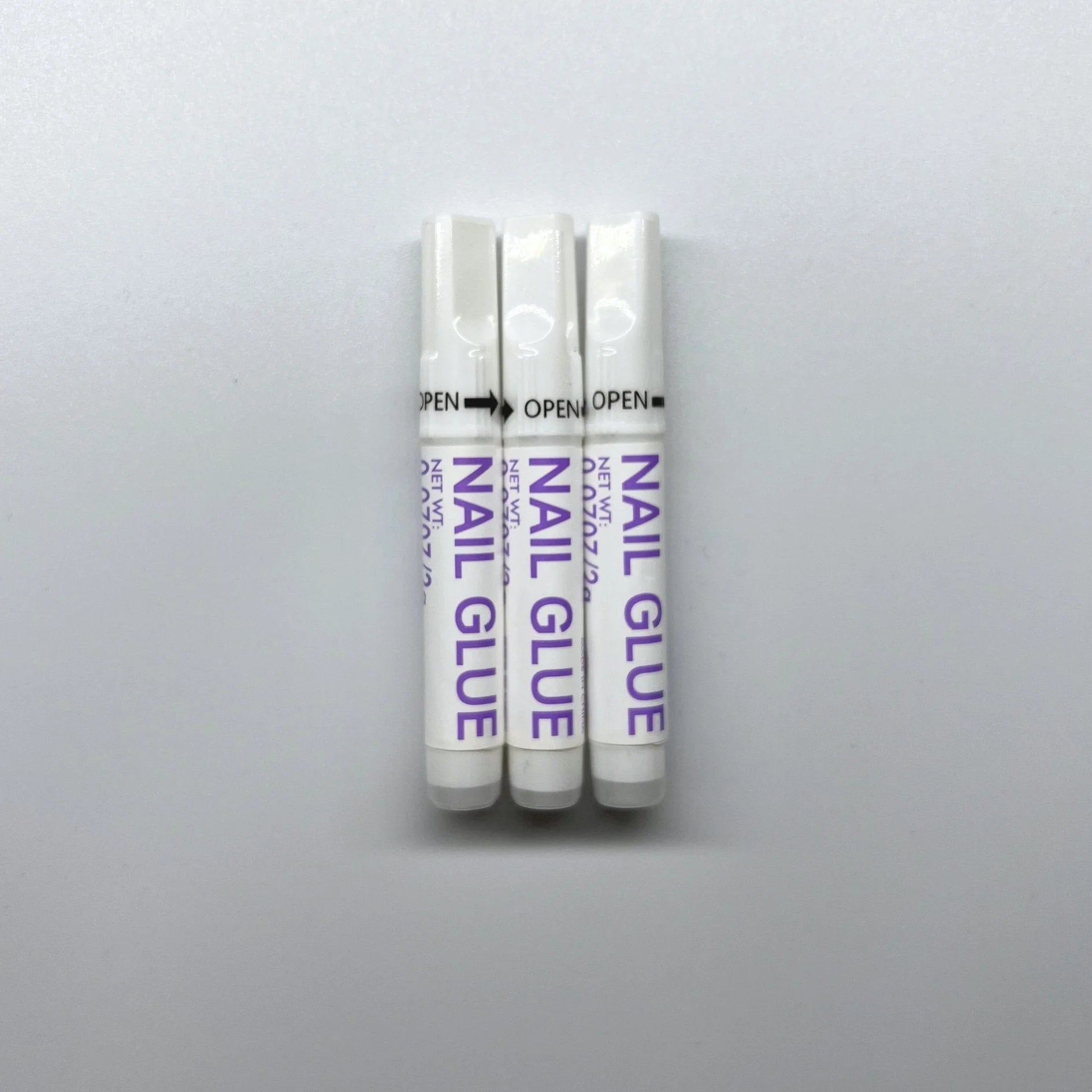 XGlue colle à ongles pack de 3 – trois tubes blancs Nail Glue pour faux ongles sur fond blanc