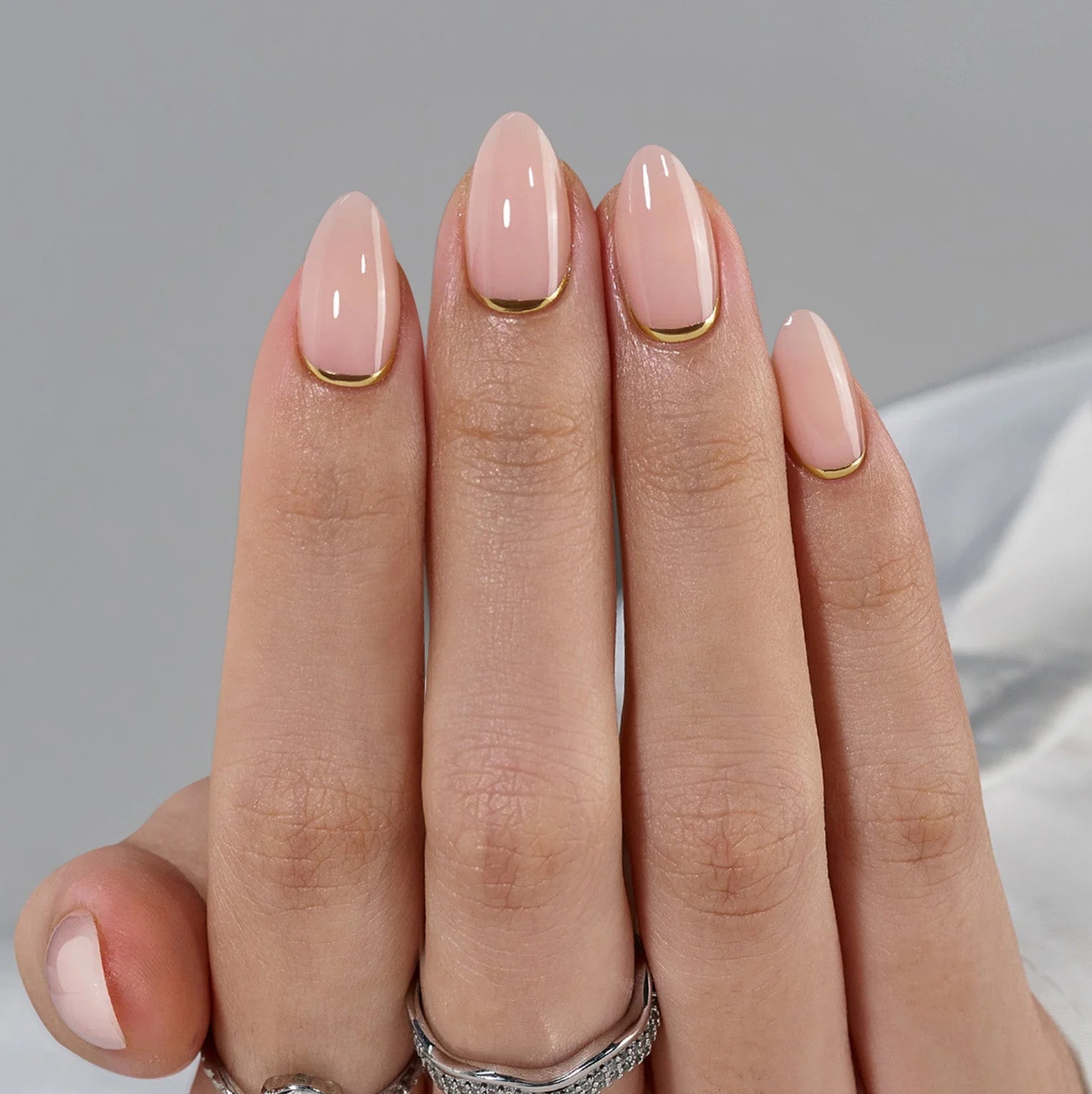 Golden Glimmer press-on naglar närbild – nude bas och guld linje längs cuticle