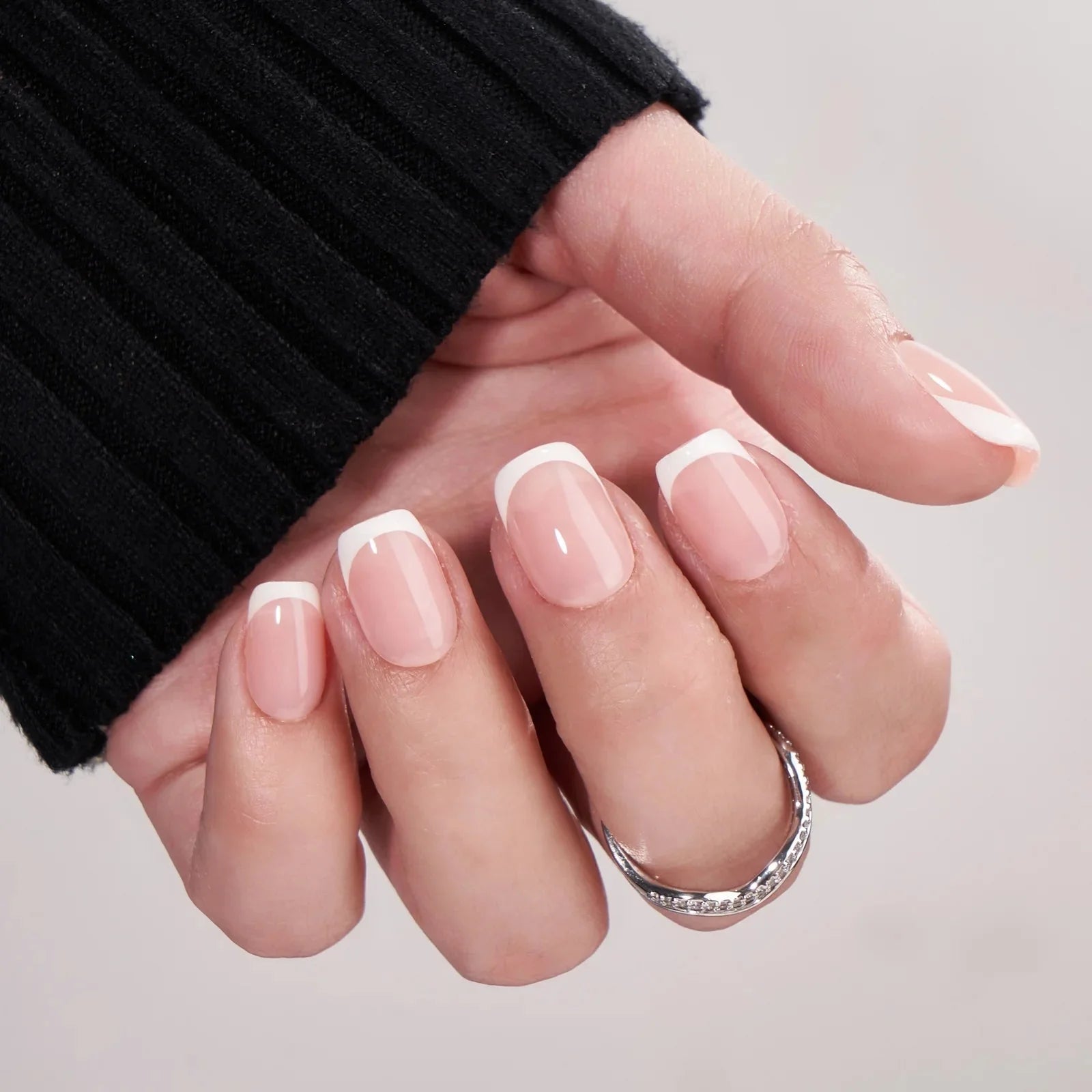 Angelic Aura press-on naglar styling – square fransk vit tipp mot svart ribbad tröja