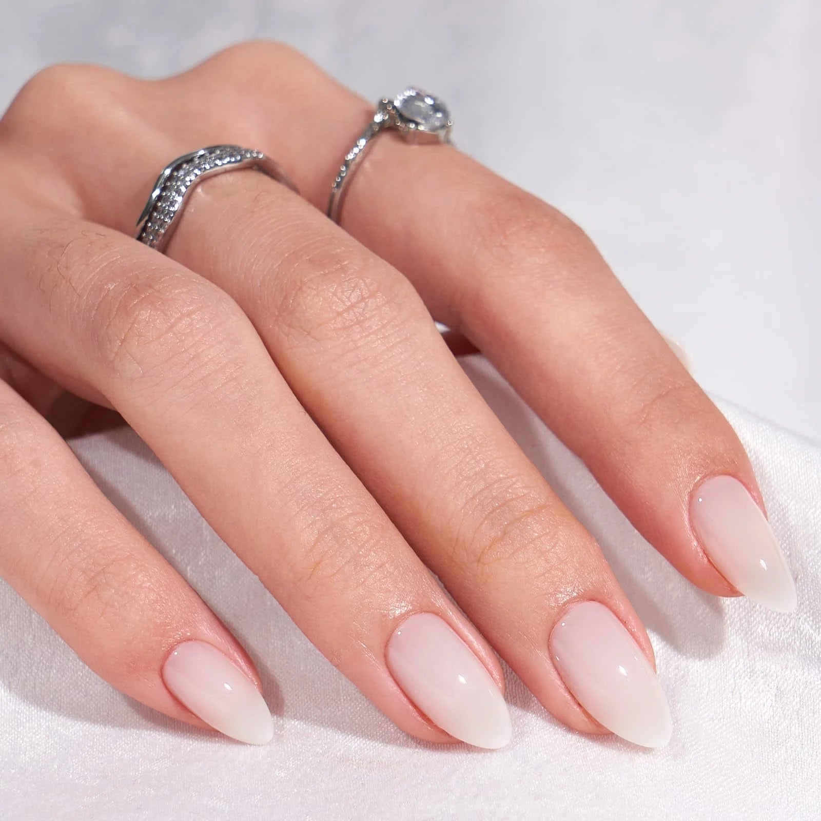 Mandelformade gelénaglar – Satin Snow i mjölkvit nude med silverringar och kristall