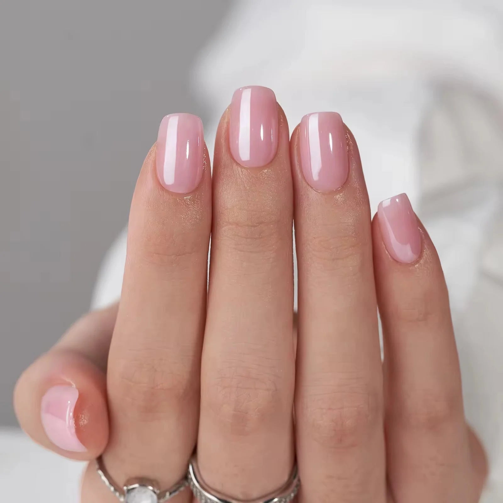 Pinkie Pearl press-on naglar styling – kort square med pearl-rosa lyster och silverringar
