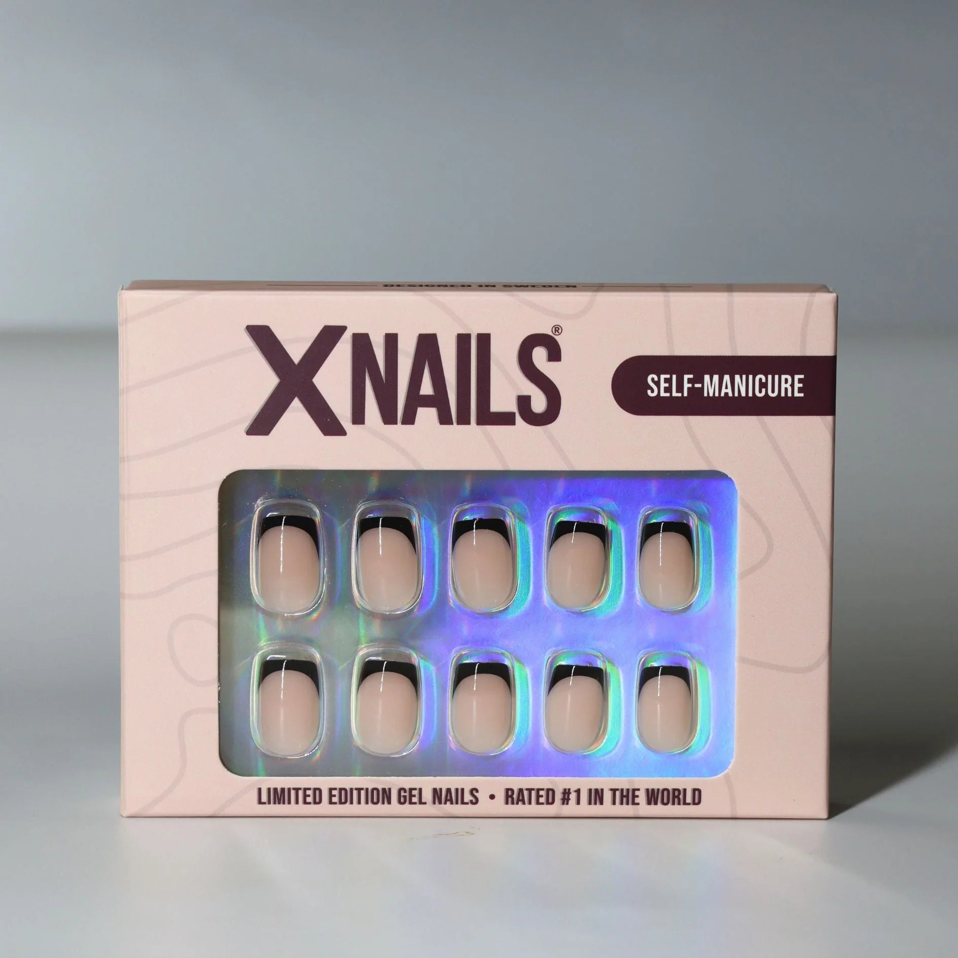 Sleek Silhouette gelénaglar närbild – nude square med skarp svart fransk tipp