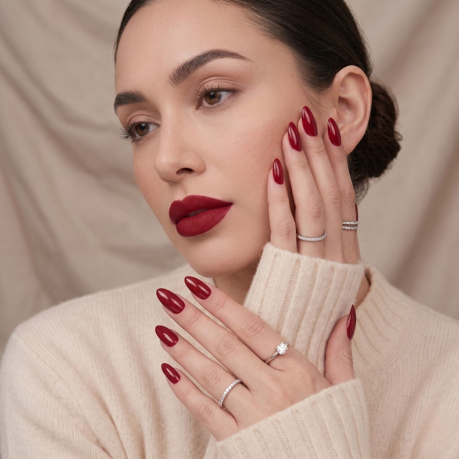 Ruby Romance press-on naglar. Modell med glansiga mörkröda mandelformade lösnaglar, en sofistikerad manikyr