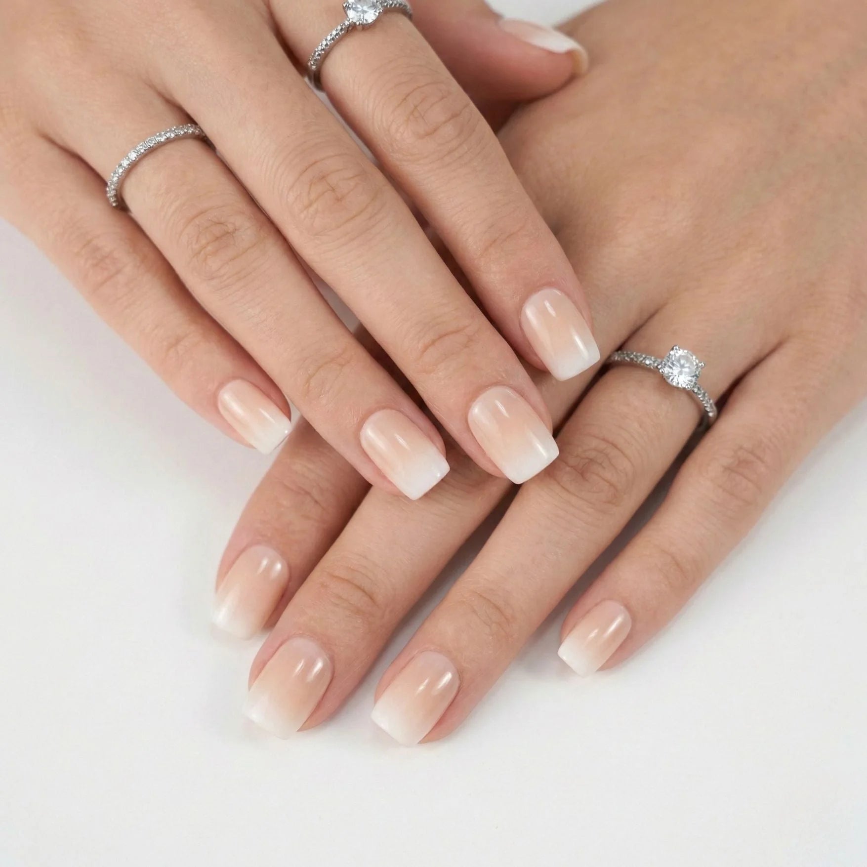 Dreamy Dip gelénaglar styling – båda händer med square ombré och silverringar med stenar