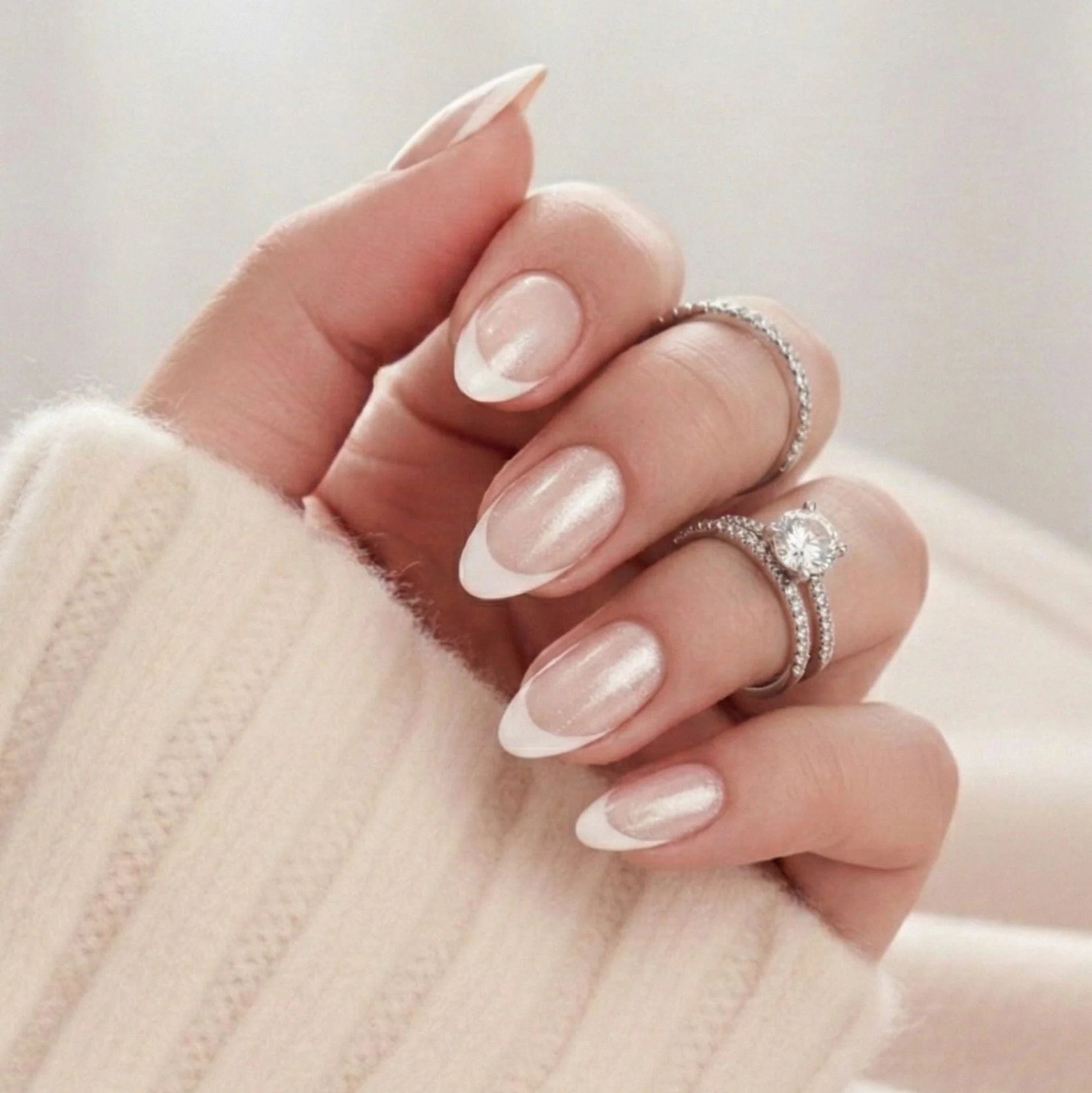 Sweet Sprinkle press-on naglar – fransk manikyr i mandelform med pärlemorglittrig nude bas och vit tipp