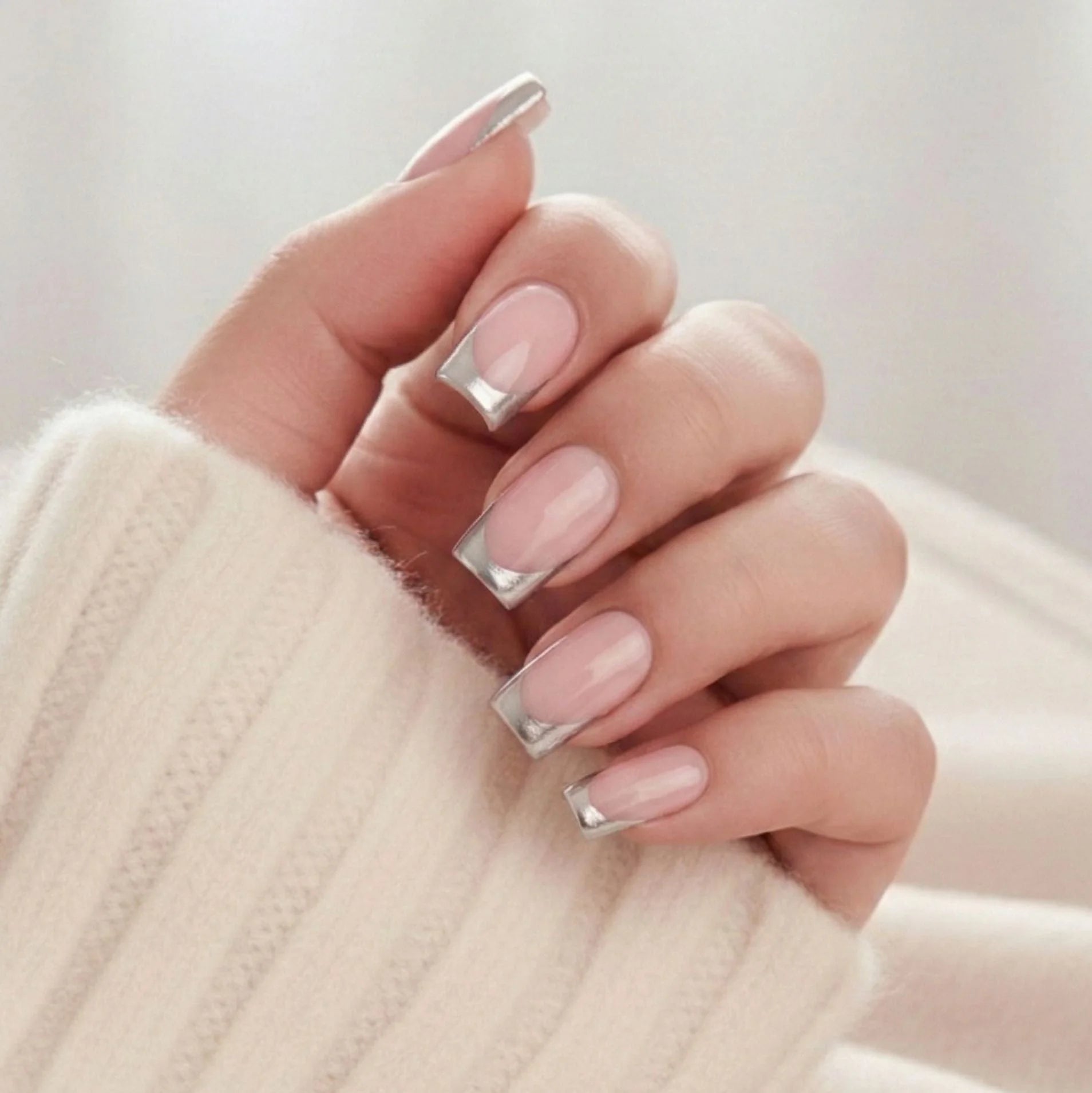 Fancy French press-on naglar – korta fyrkantiga naglar i nude med silver chrome fransk tipp