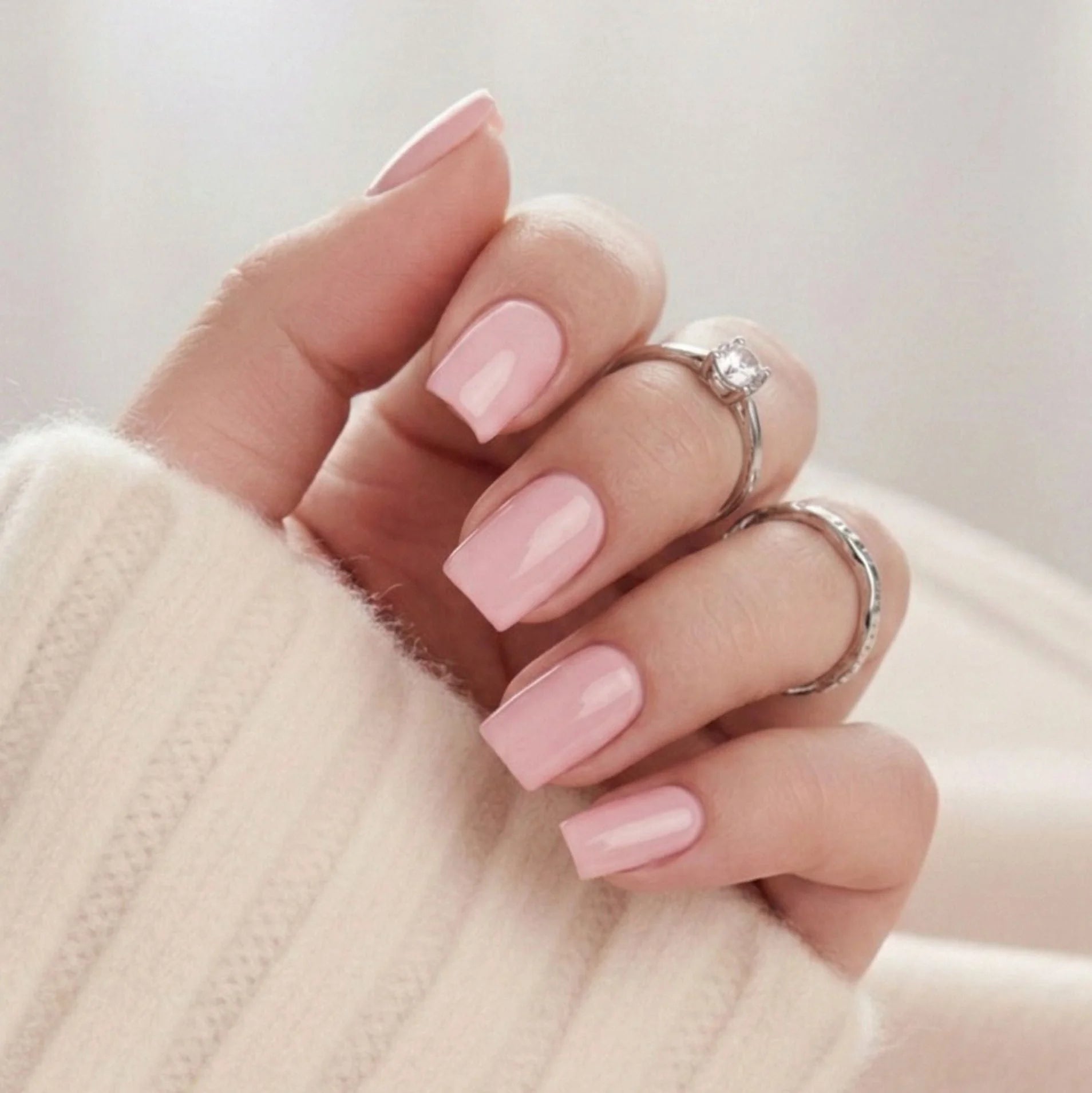 Pinkie Pearl press-on naglar – mjuk pearl-rosa i kort square-form med glansig finish