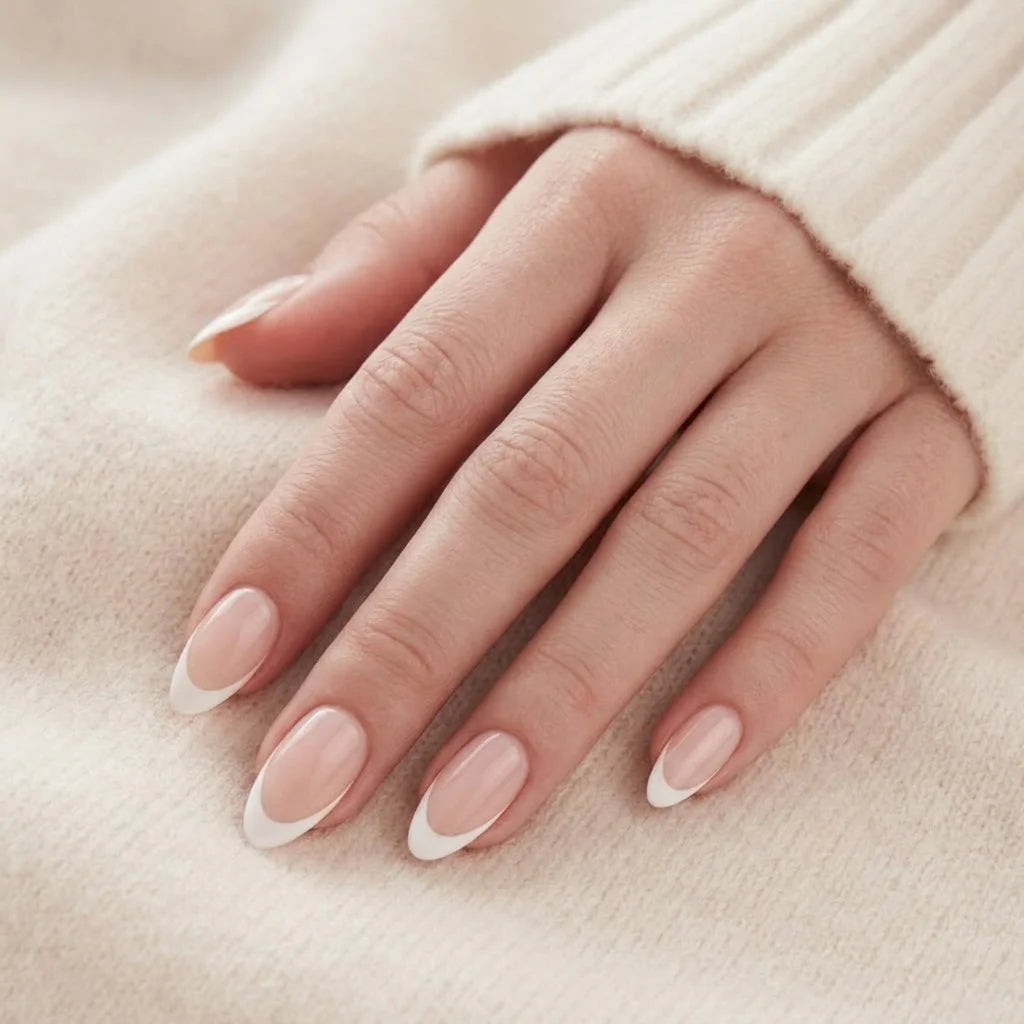 Angelic Aura naglar på hand – fransk vit tipp och nude rosa bas i mandelform