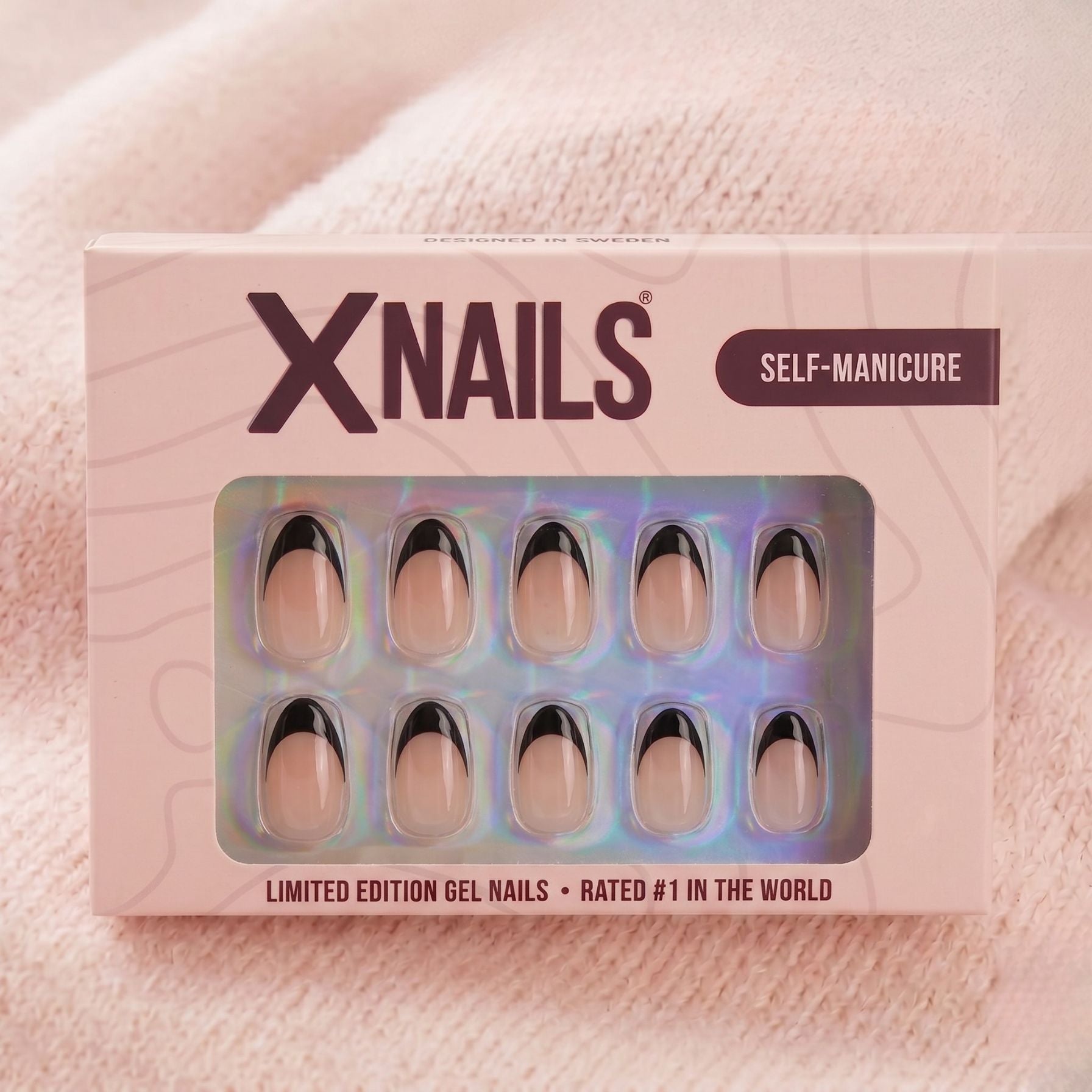 Sleek Silhouette XNails förpackning – limited edition gelénaglar i mandelform med svart fransk tipp mot beige stickad bakgrund