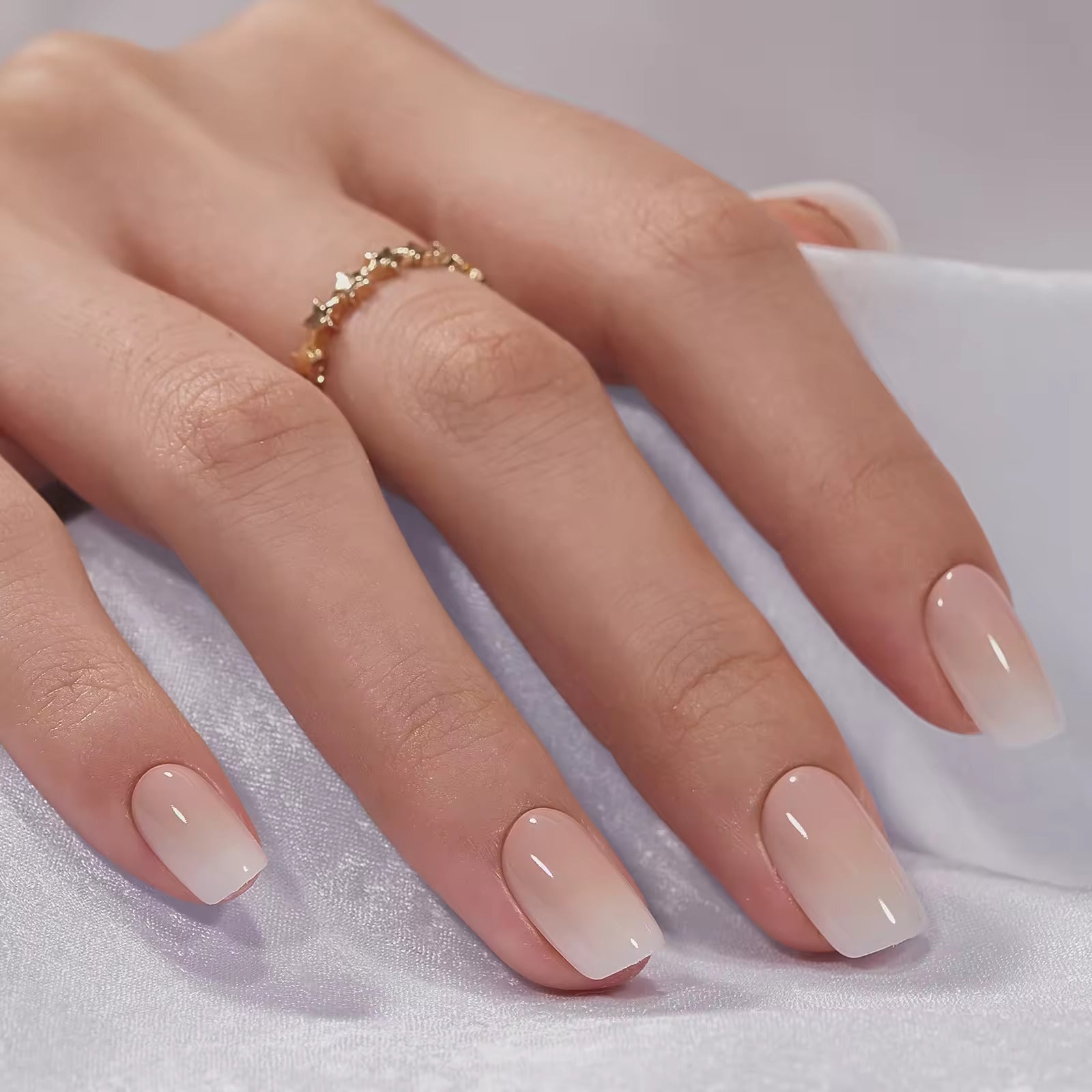 Milky white nude press-on naglar – square form med glansig finish och guldring