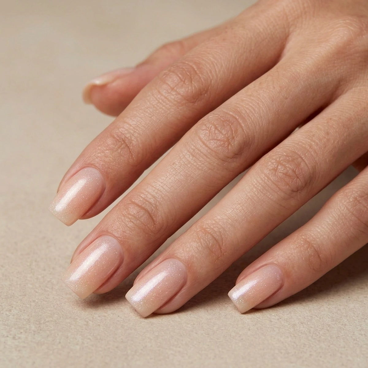 Faux ongles press-on Heavenly Halo carrés, ombré nude et paillettes