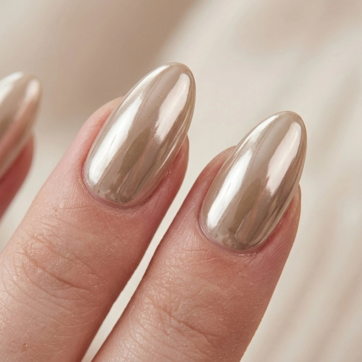 Faux ongles press-on Pearly Perfection en amande, chrome nacré bronze