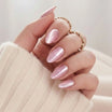 Faux ongles Powder Puff, forme amande en chrome rose avec shimmer nacré sur un pull beige