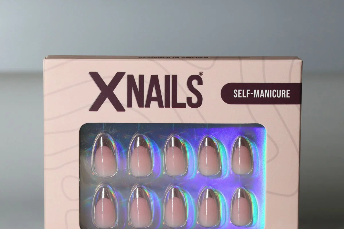 Franska naglar i almond-form med klassiska french tips