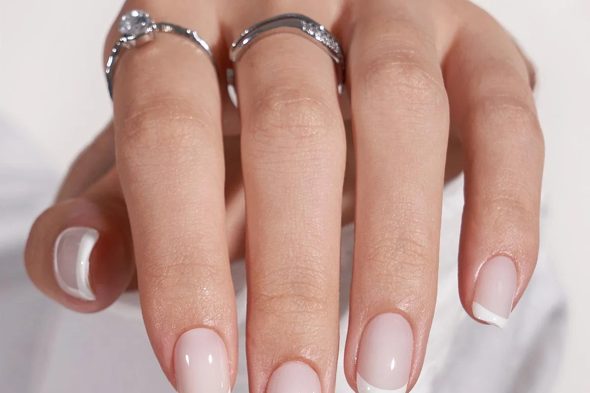 Trendiga nageldesigner 2026 — press-on naglar med chrome och pearl-finish