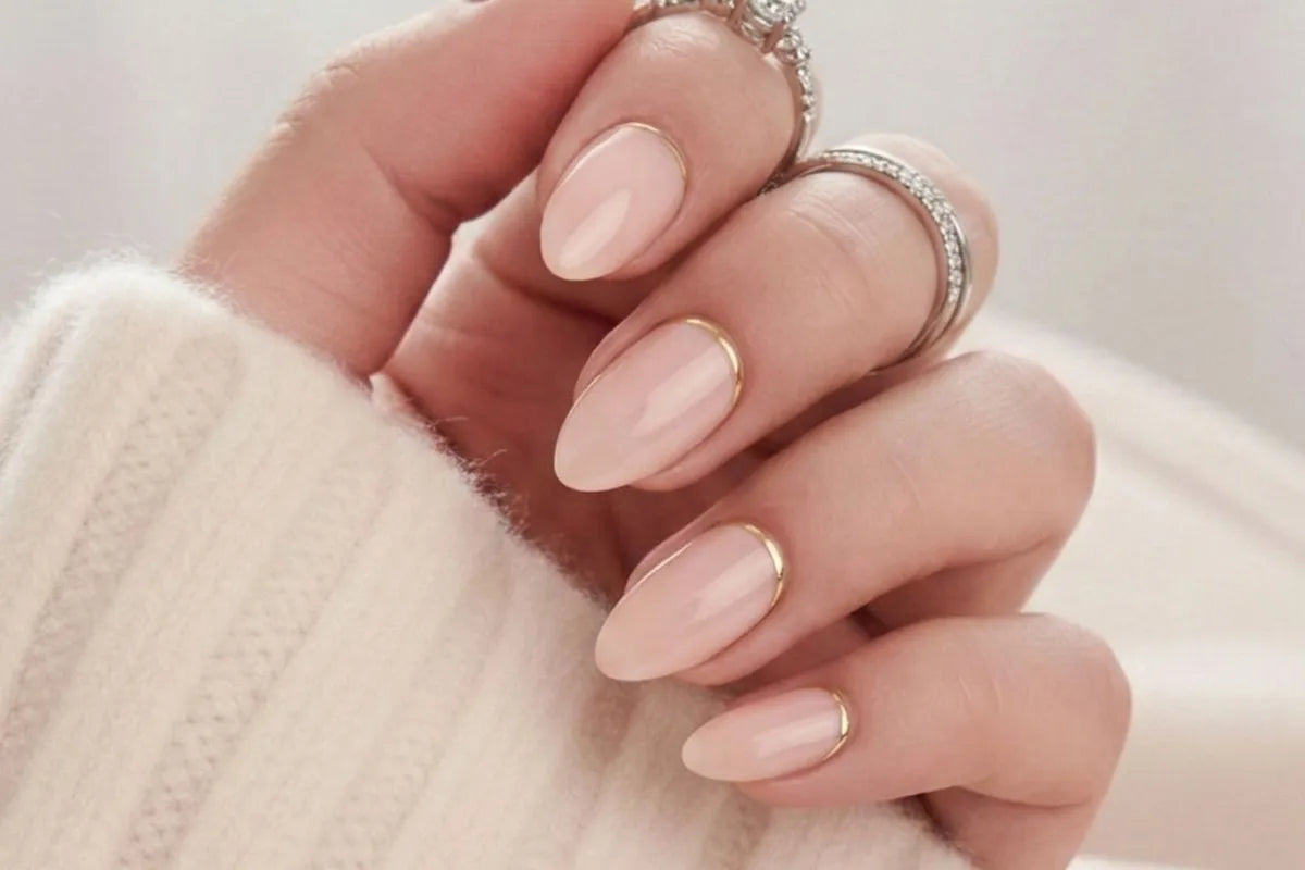 Golden Glimmer press-on fest naglar med guldglitter i almond form