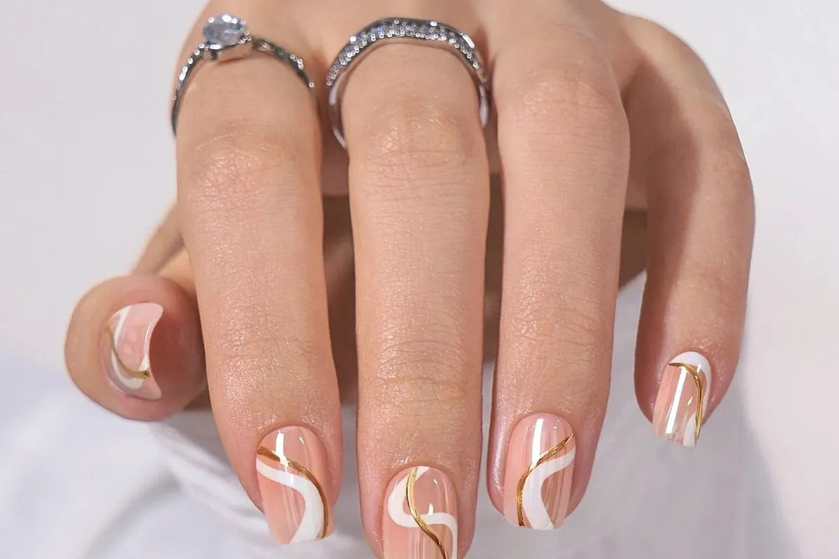 Midsommartips naglar med Summer Swirl guldswirl press-on