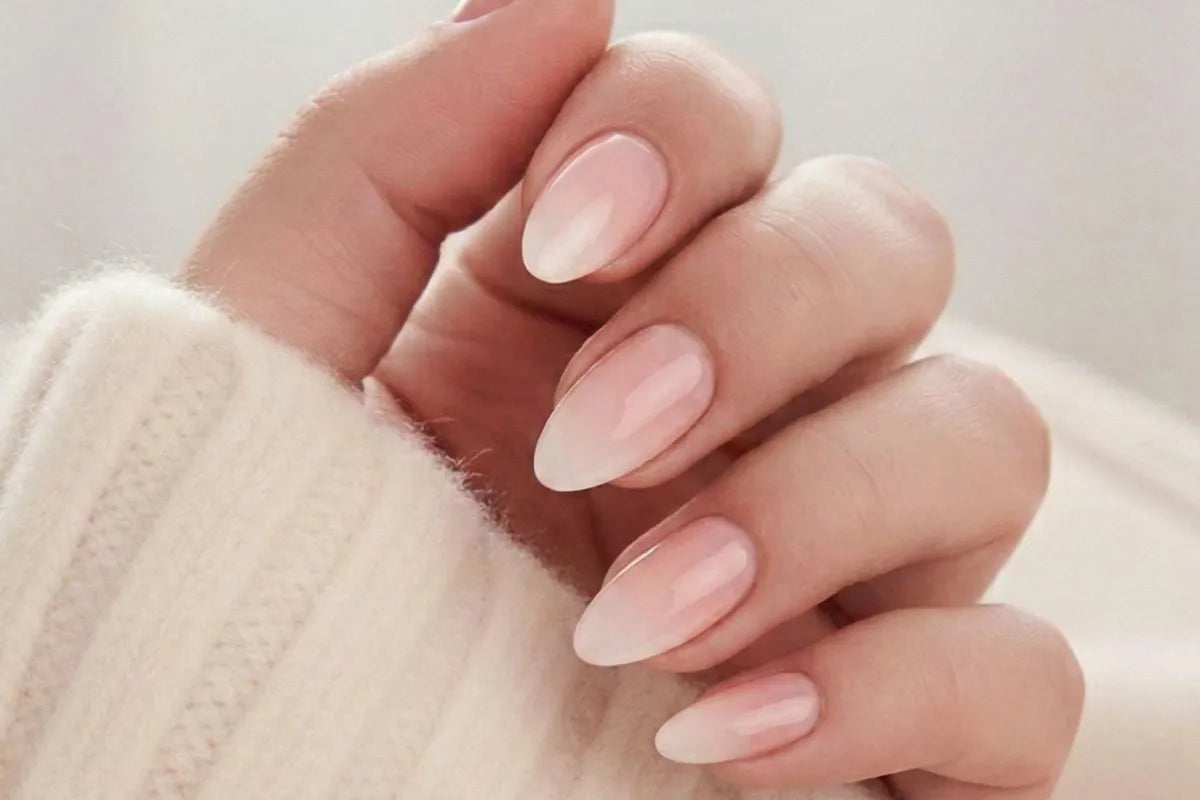 Naglar sommar 2026 — Dreamy Dip press-on med peachy ombre