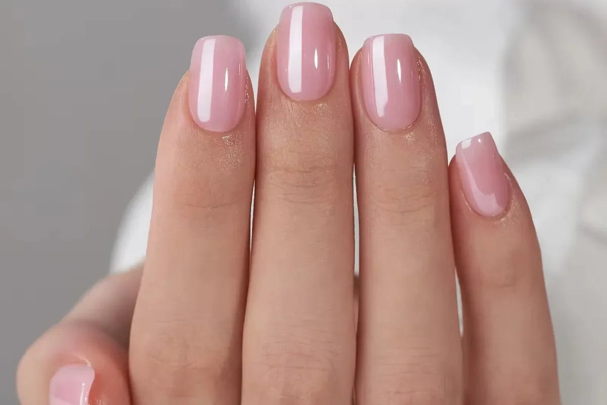Unika nageldesigner med moderna tekniker – fixa looken med press-on naglar