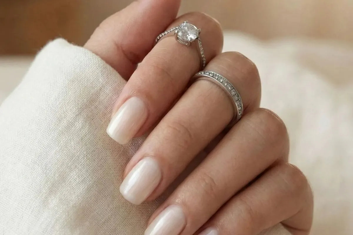 Pure Pearl press-on naglar i nude pärlemor — ett skonsamt alternativ vid lösnaglar och allergi