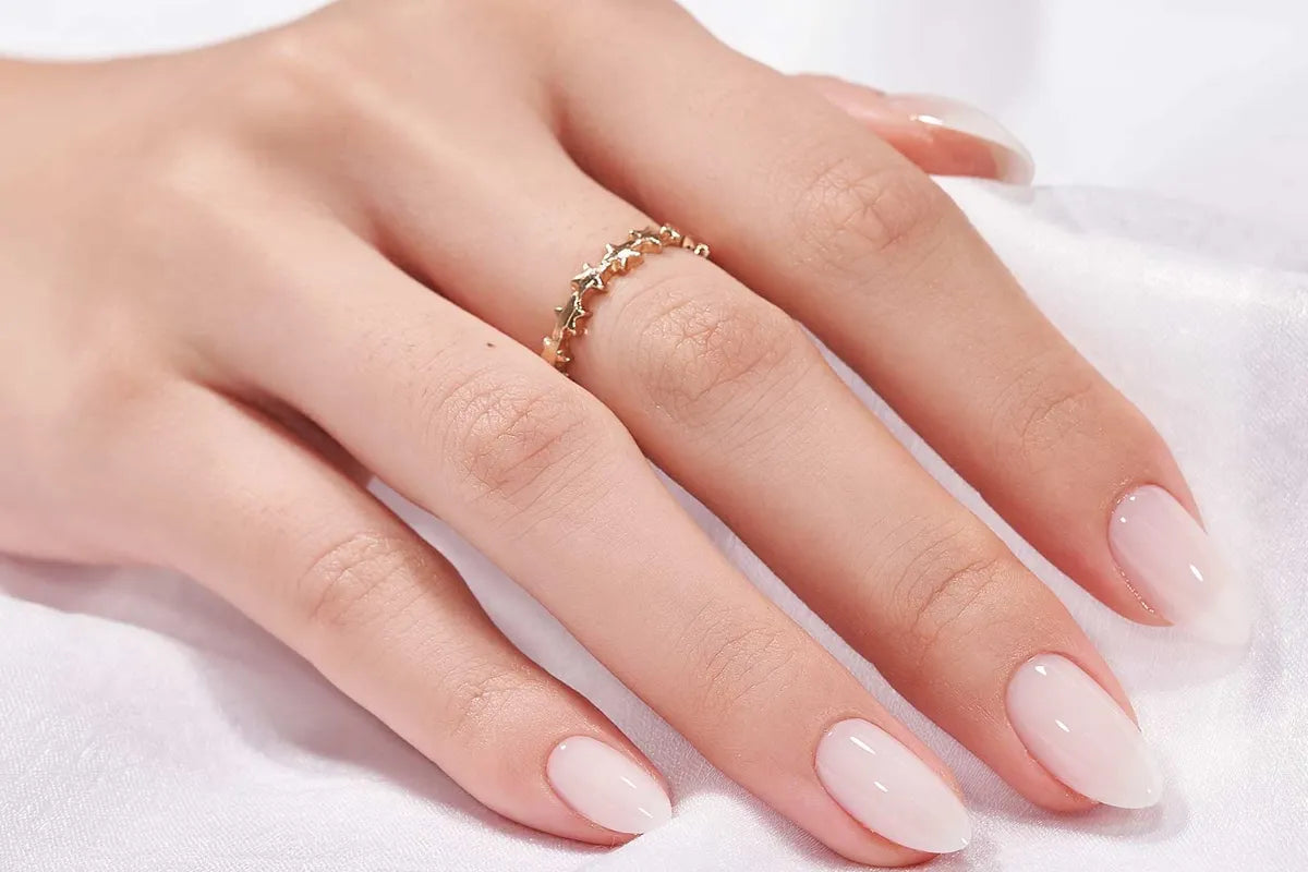 Skonsam borttagning av press-on naglar, hand med naturlig nude press-on