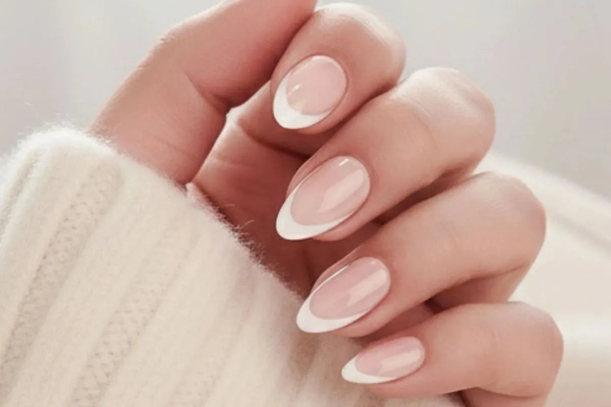 Angelic Aura bröllopsnaglar i nude gelé press-on med vit fransk tip