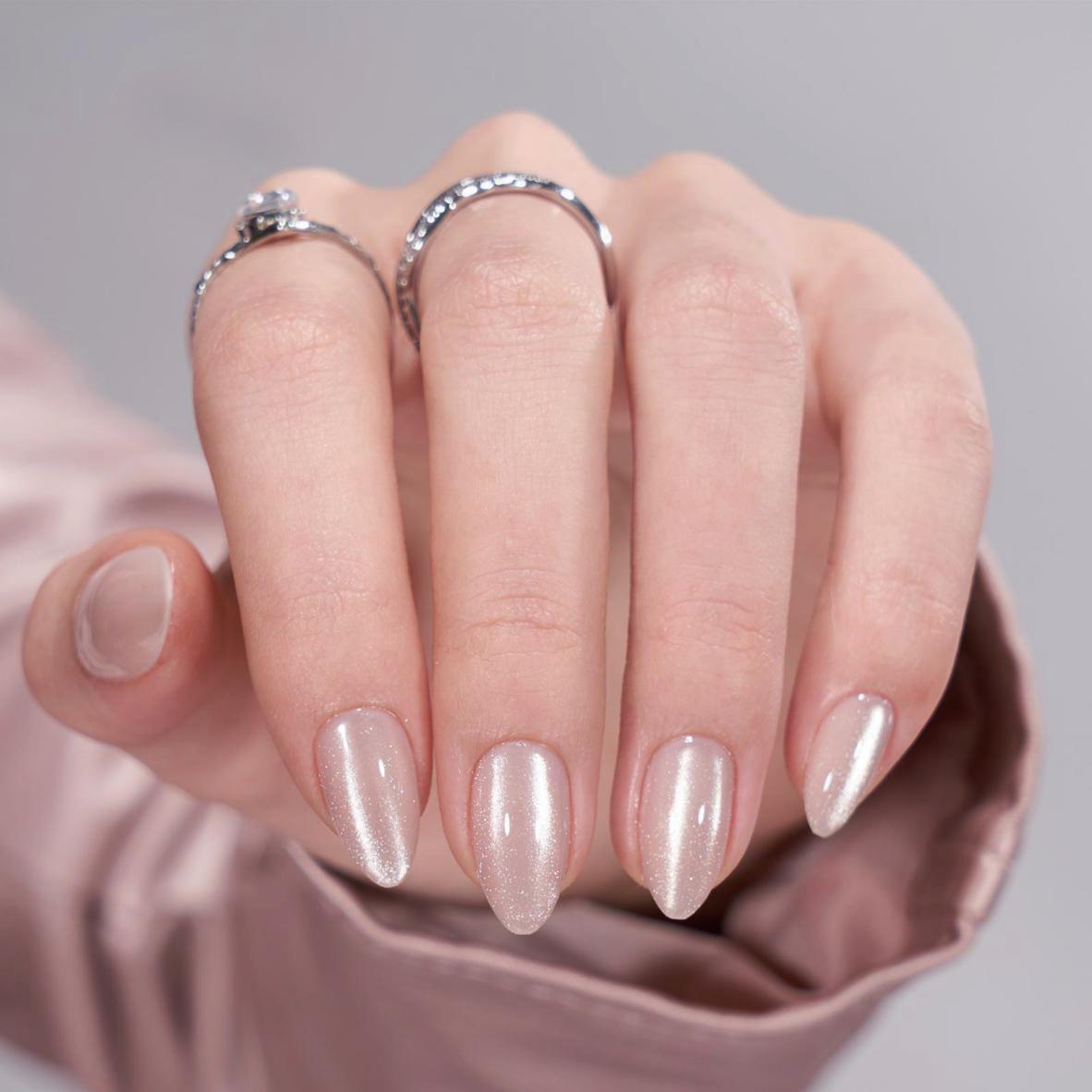 Pearl nude press-on naglar – mandelform med pärlskimmer på hand i rosa silke