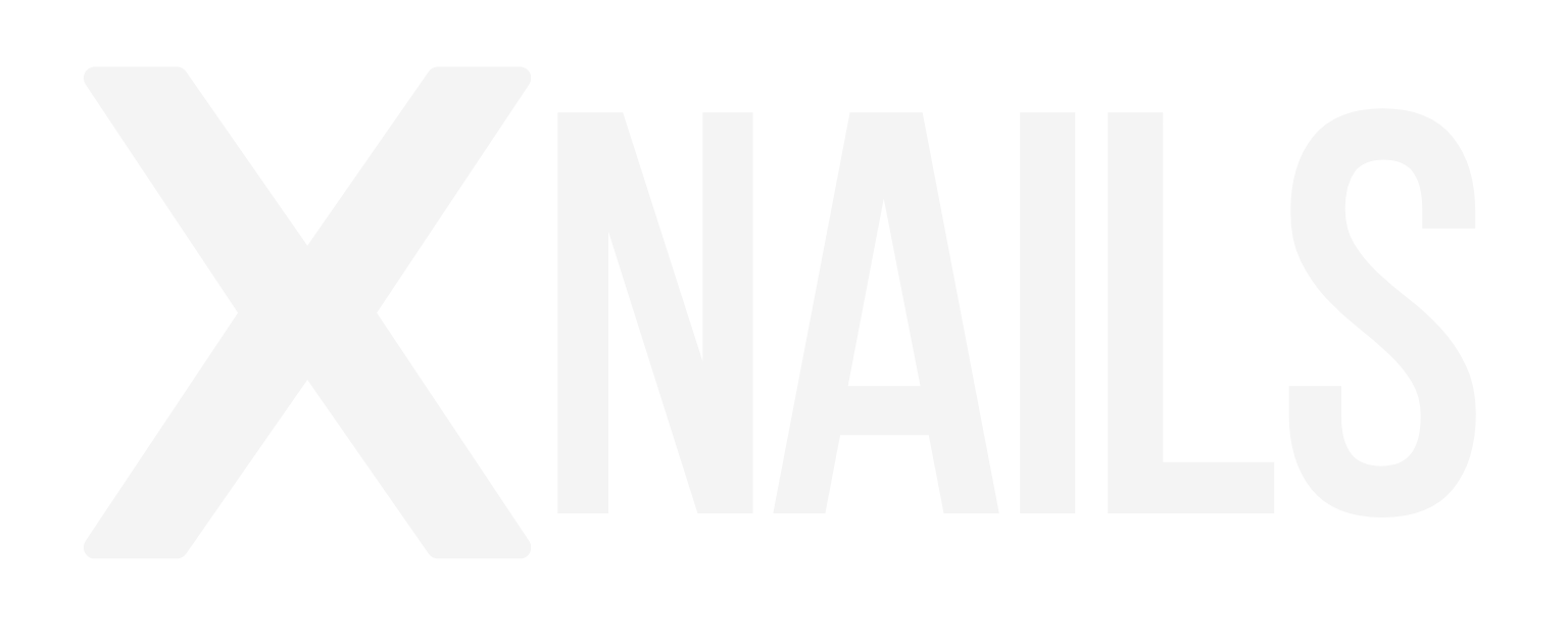 XNAILS logotyp i vit text på mörk bakgrund