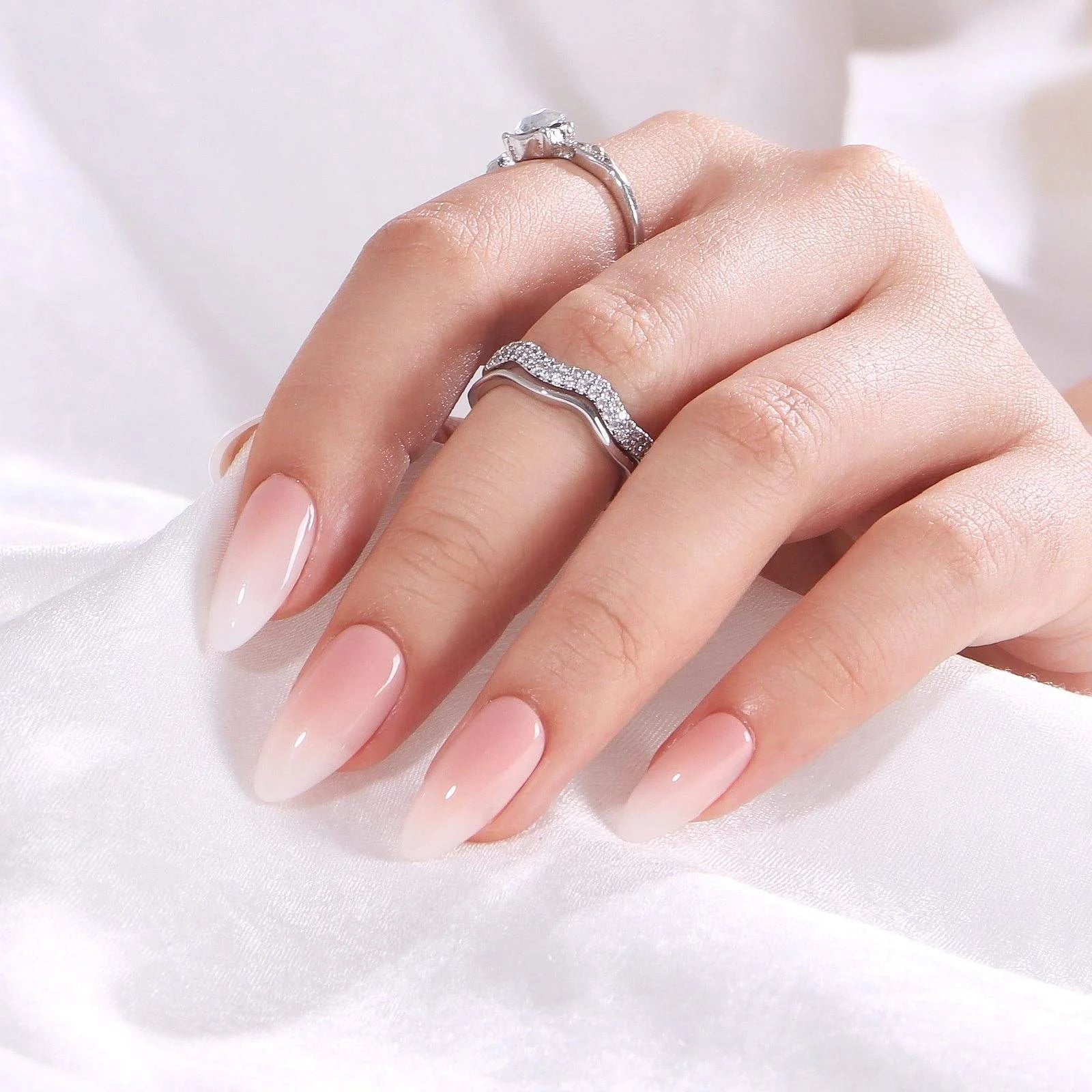Dreamy Dip lösnaglar styling – rosa till vit ombre mandel på vit silkesduk