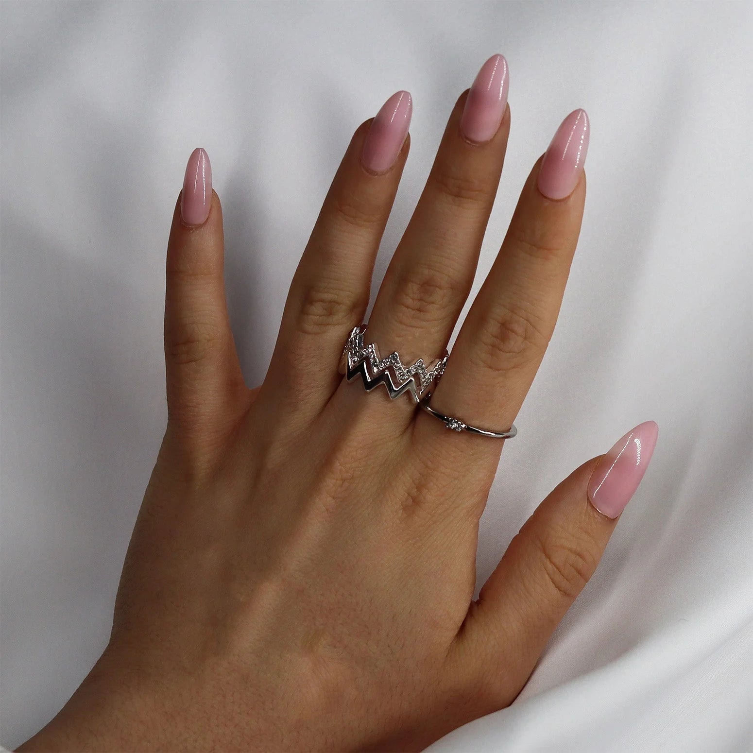 Pinkie Pearl press-on naglar lifestyle – rosa pearl mandelform med statement silverring