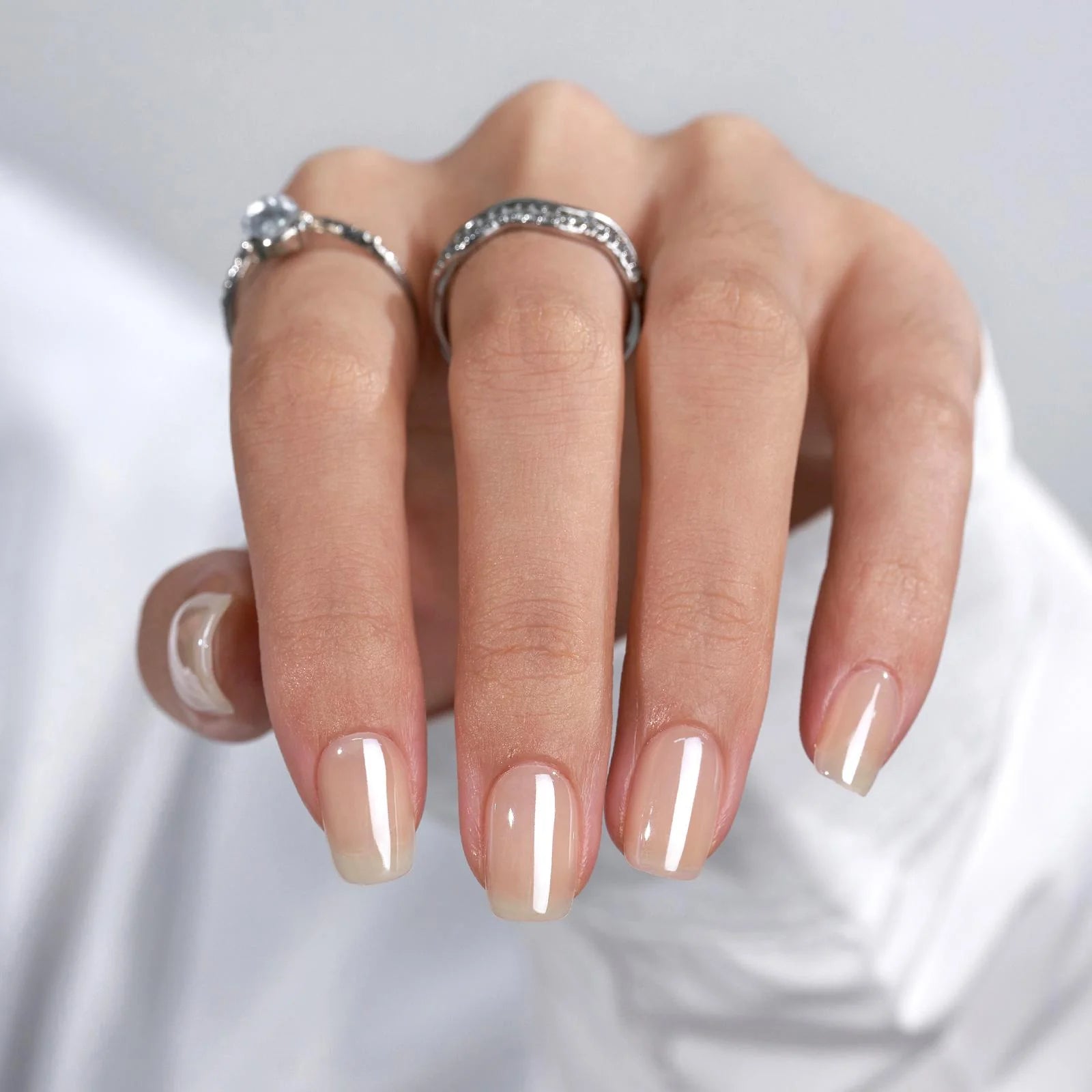 Heavenly Halo pearl naglar — handpose visar fyrkantig form