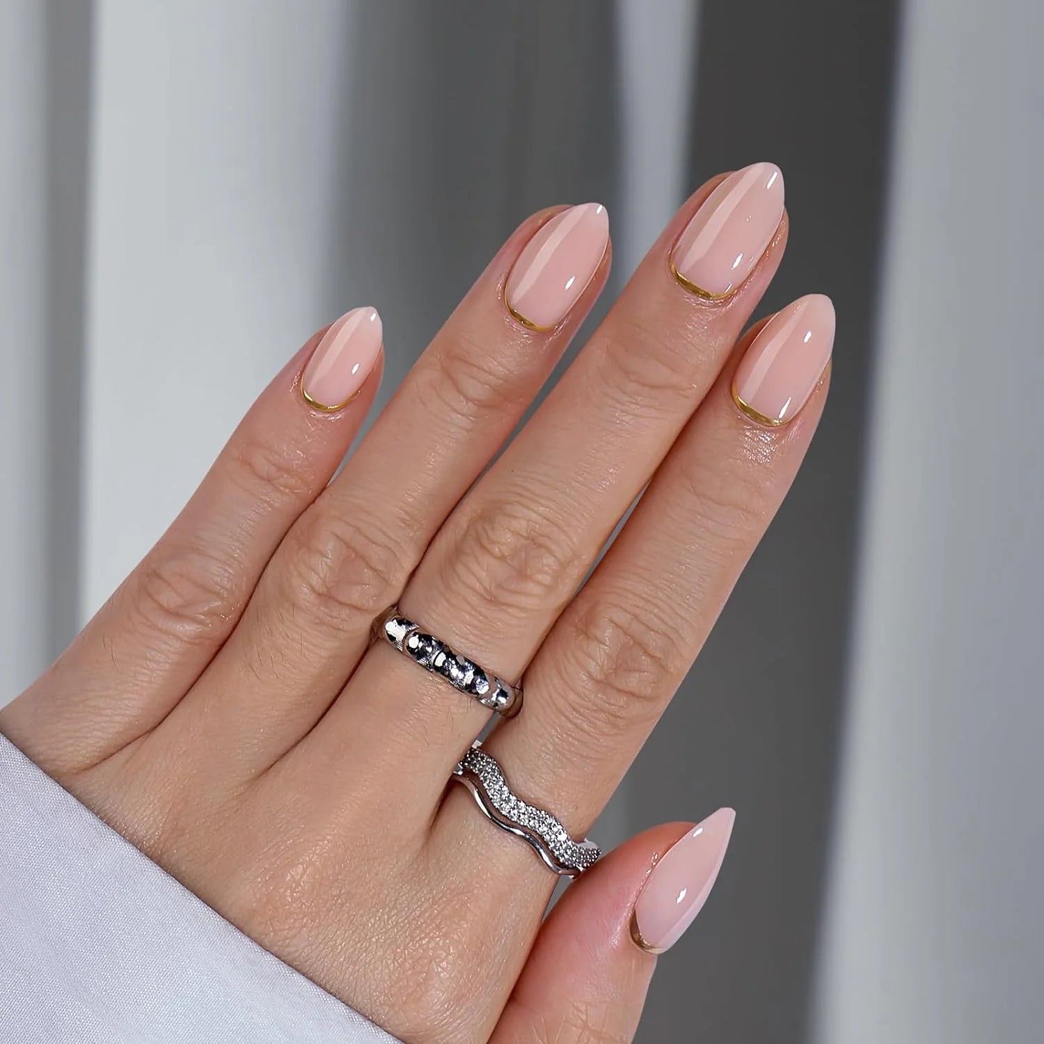 Golden Glimmer mandelformade lösnaglar – peach nude med guld swirl och silverringar