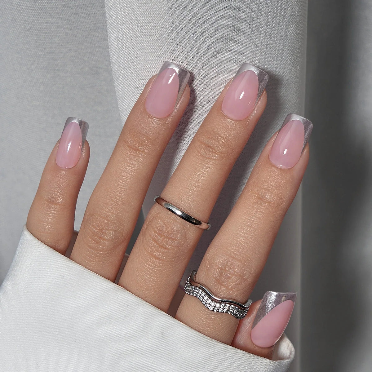 Faux ongles gel carrés courts, Fancy French avec pointe française métallisée argentée et bagues argentées