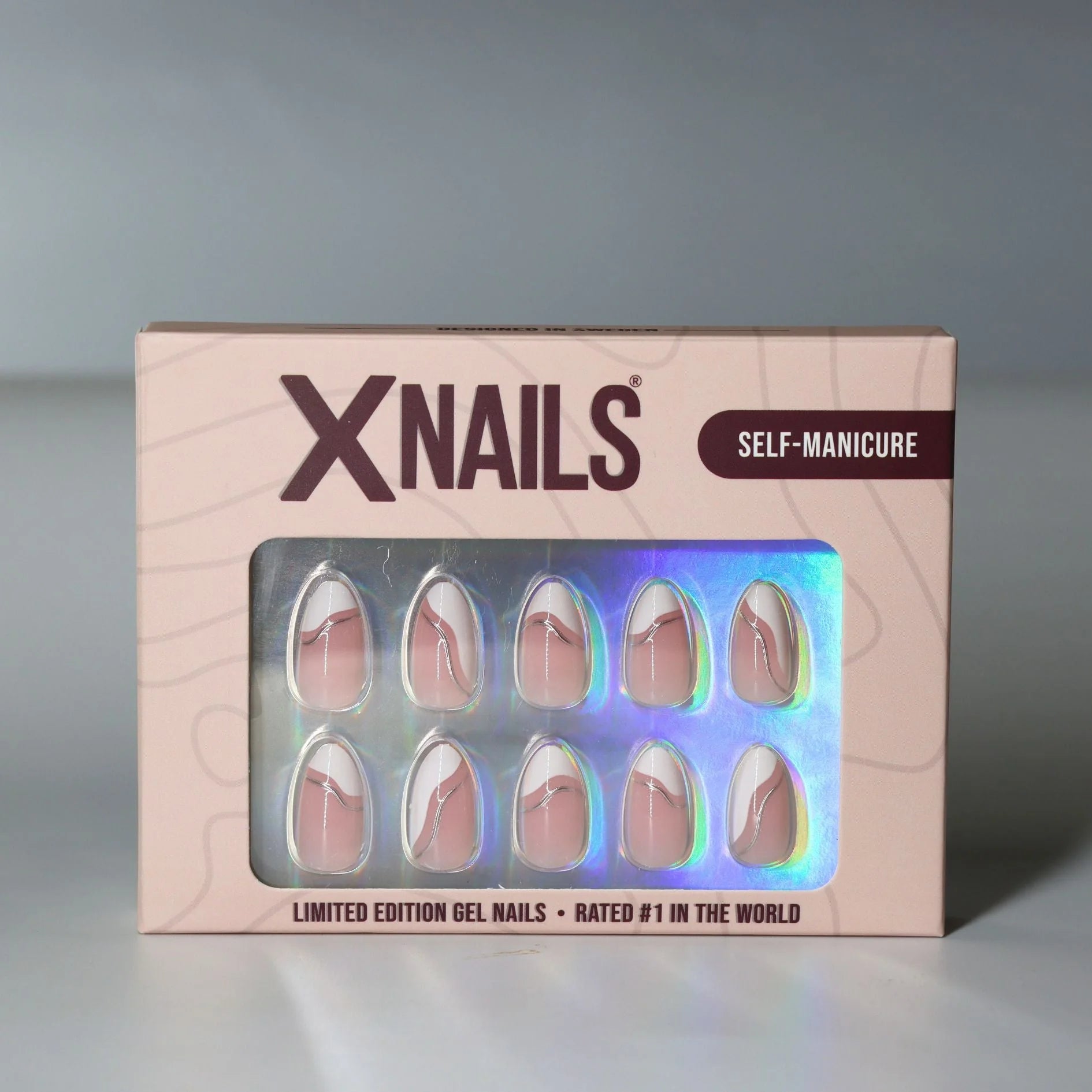 Metallic Merge XNails förpackning – limited edition gelénaglar med french och silver swirl i mandelform