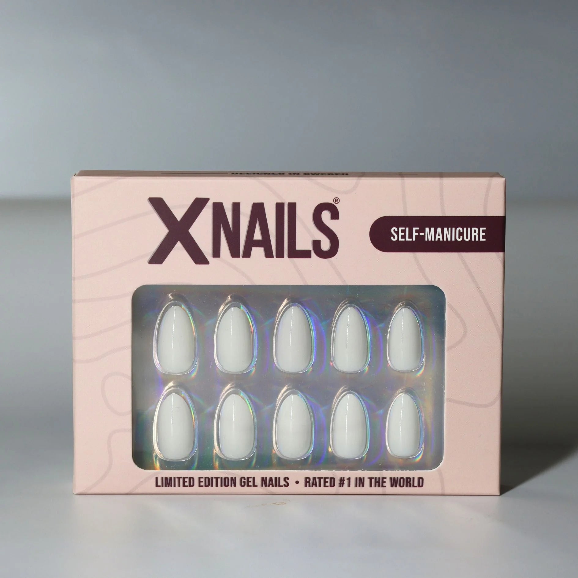 Satin Snow XNails förpackning – limited edition gelénaglar i krämvit mandelform
