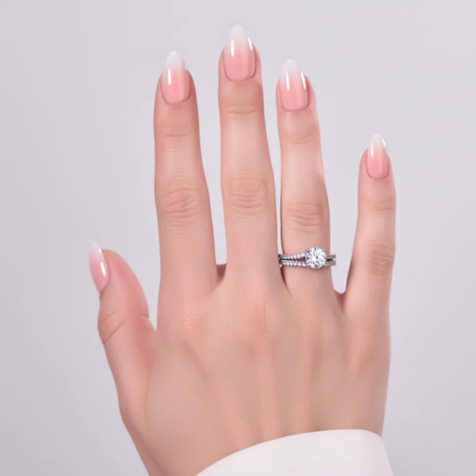 Dreamy Dip mandelformade lösnaglar – rosa-vit ombre med diamantring på modellhand