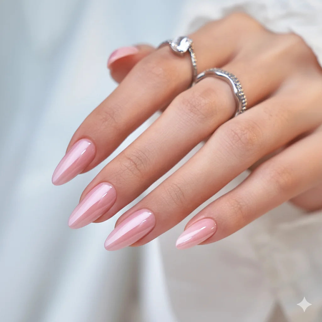 Pinkie Pearl press-on naglar närbild – rosa pearl glans med silverringar och vit blus