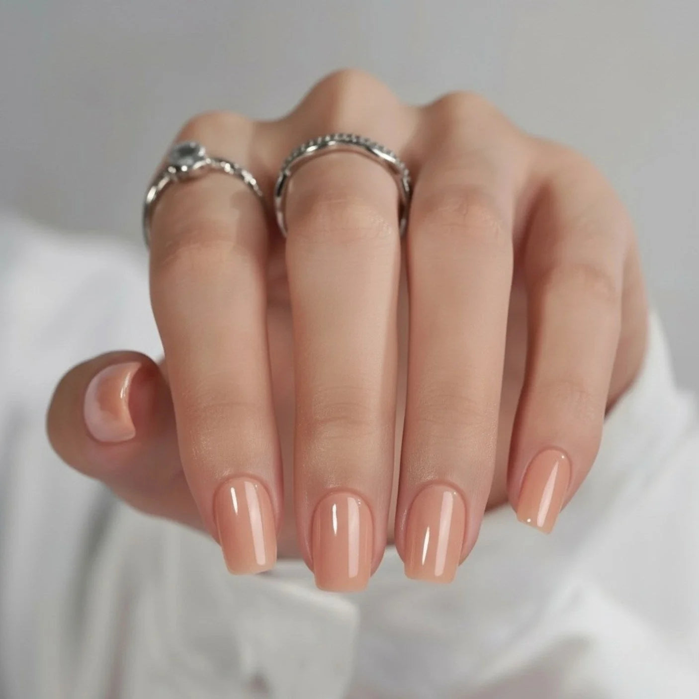Honey Heaven lösnaglar närbild – korta square gelénaglar i peach-nude med silverringar