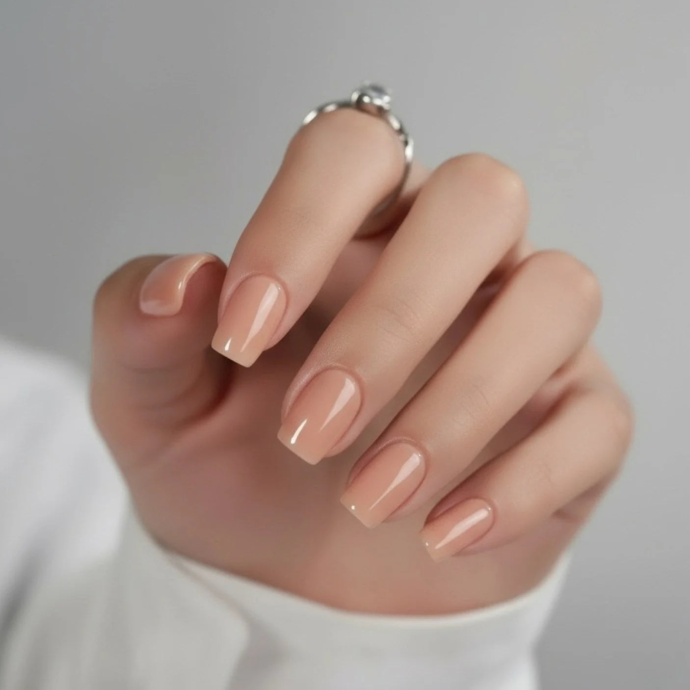 Honey Heaven press-on naglar styling – fyrkantiga korta naglar i honungston mot vit blus