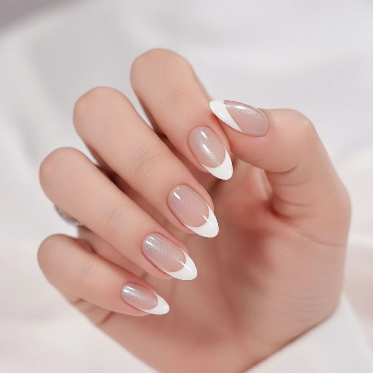 Ongles gel Sweet Sprinkle en forme d'amande – base nude nacrée et fine pointe french blanche