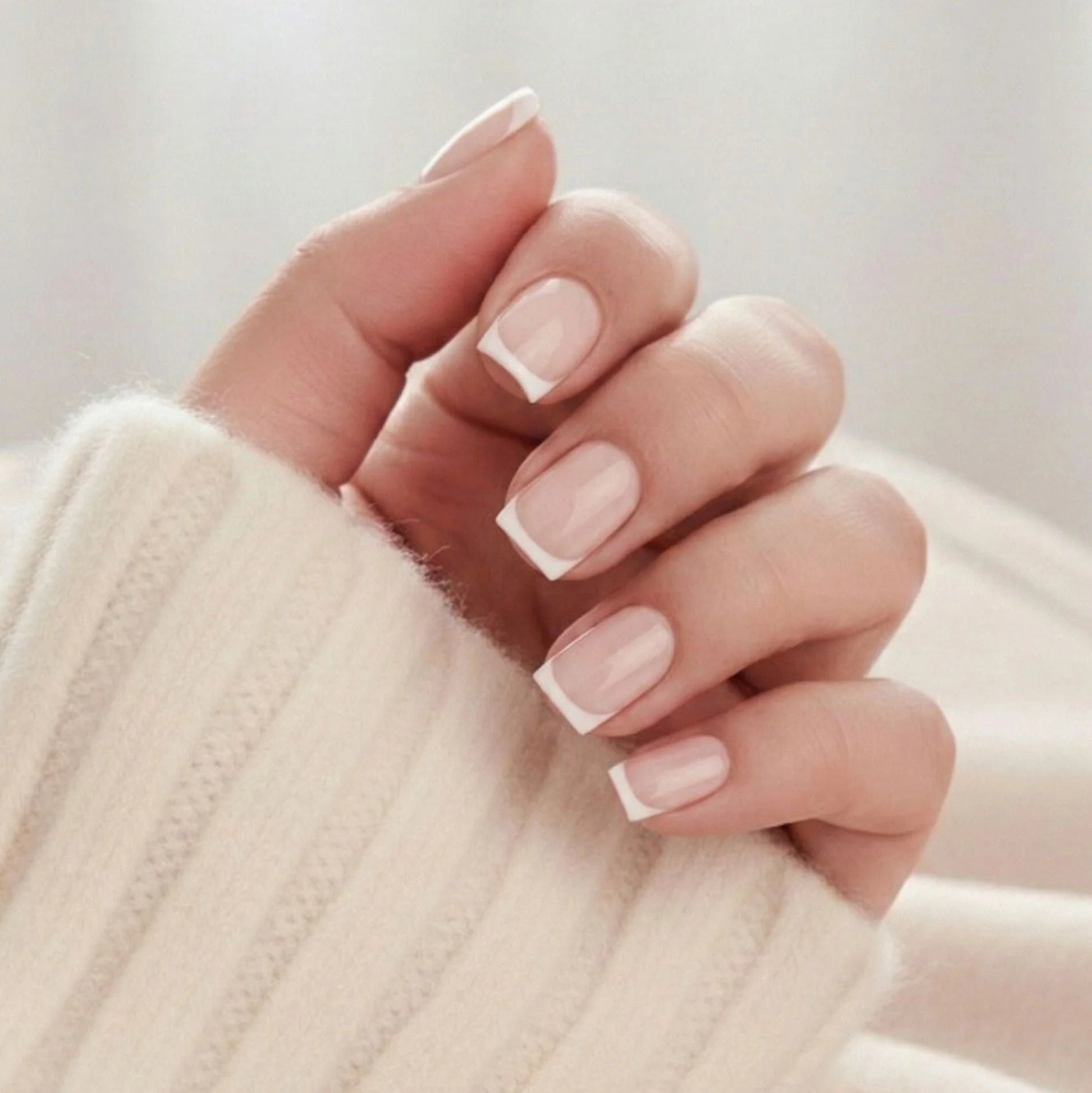 Angelic Aura press-on naglar – klassisk fransk manikyr i square form med vit tipp
