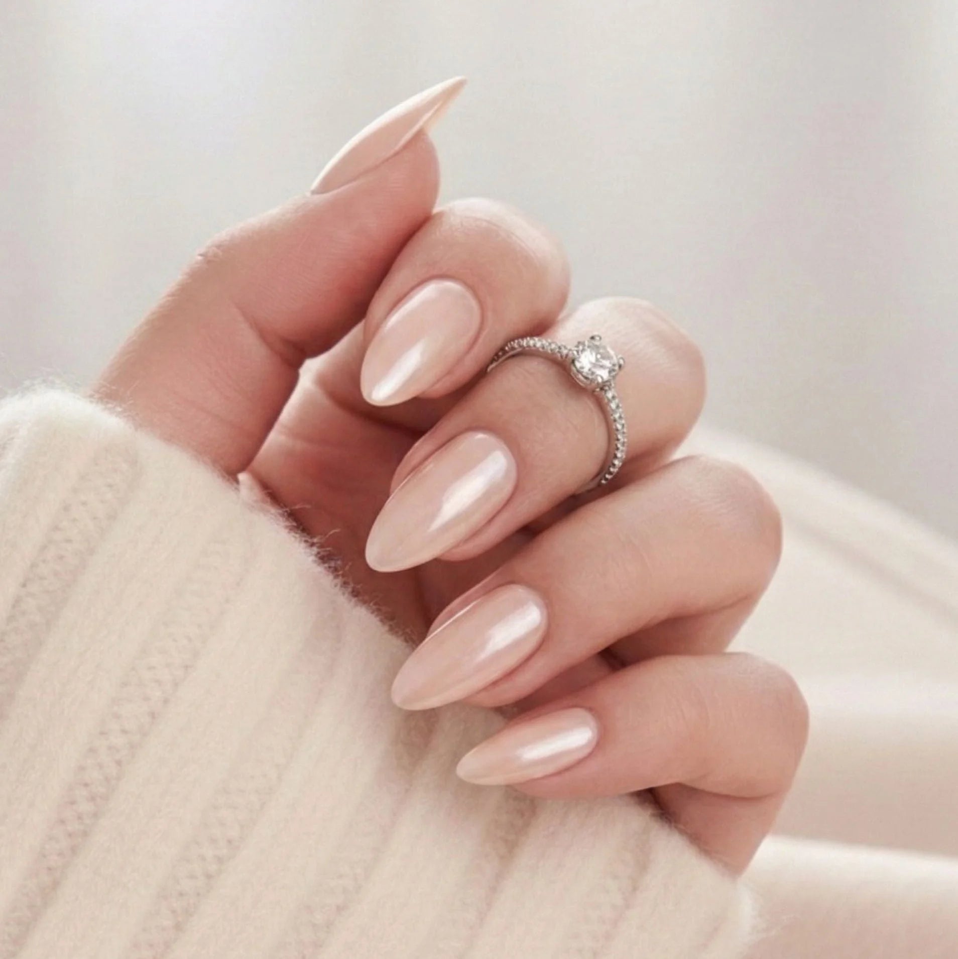 Heavenly Halo press-on naglar – pearl chrome glow i mandelform med nude bas och silverring