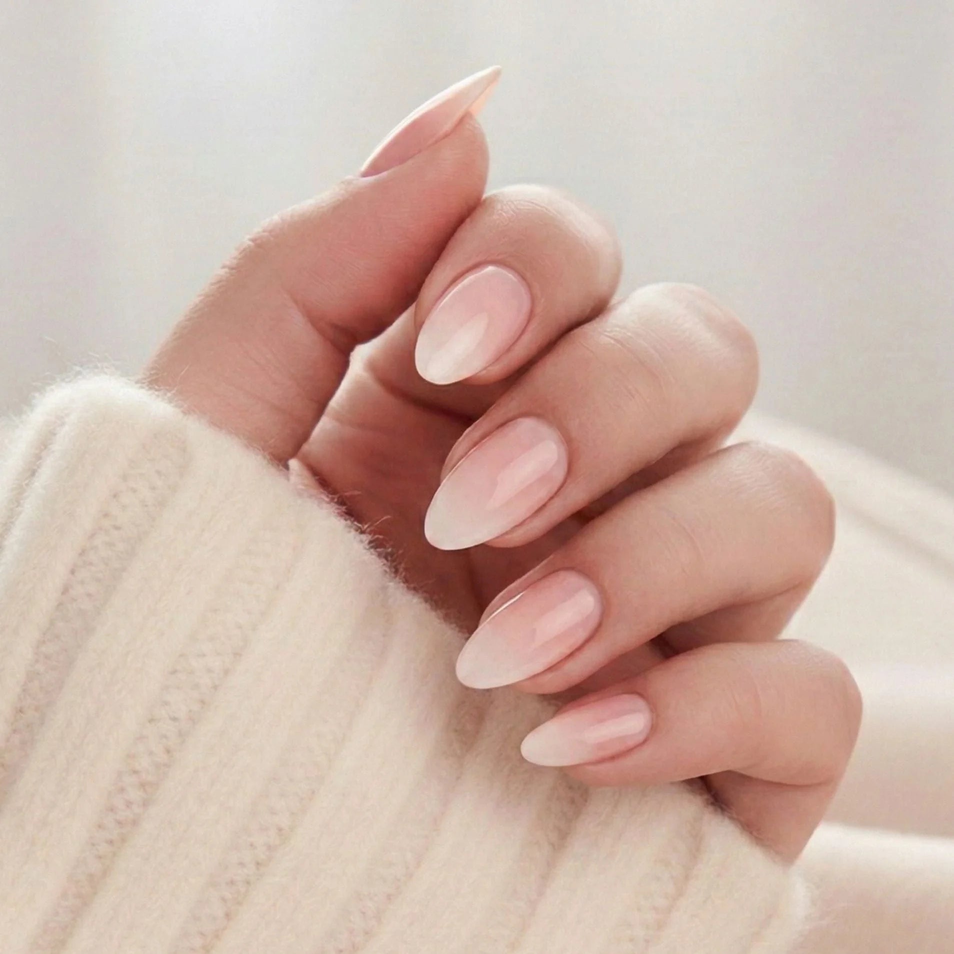 Dreamy Dip press-on naglar – mjuk rosa till vit ombre i mandelform med naturlig finish