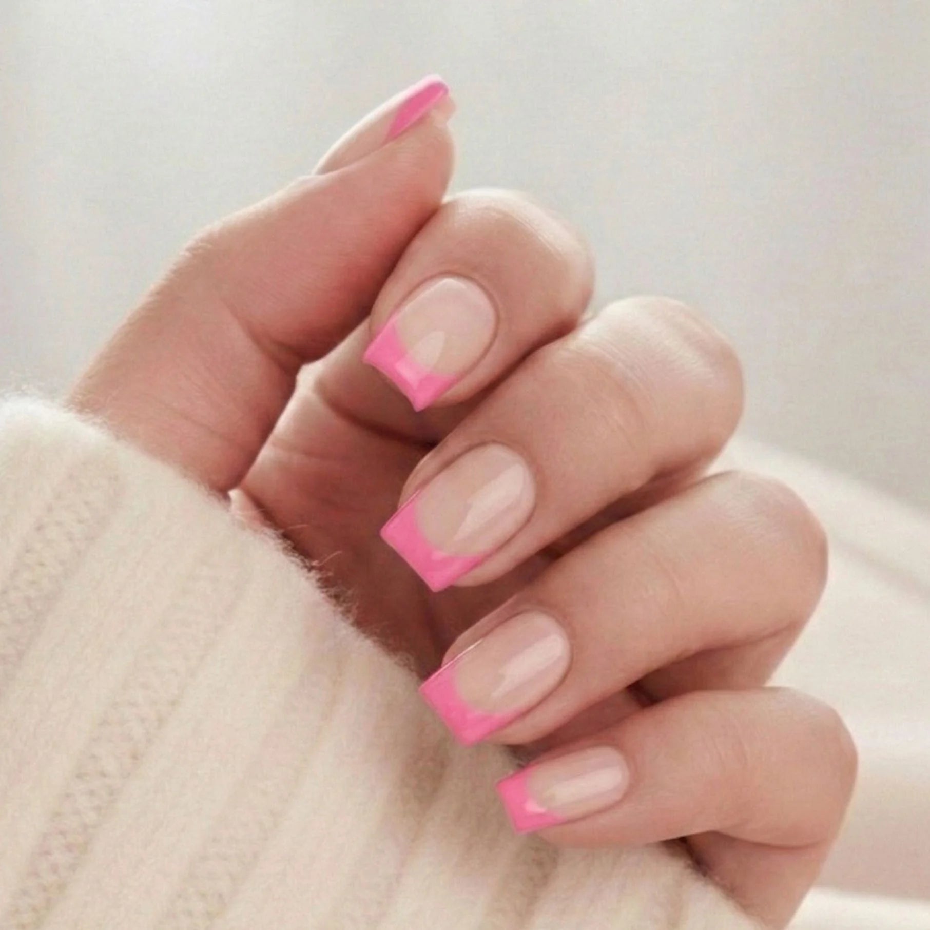 Pixie Pink press-on naglar – rosa fransk tipp i kort square-form med nude bas
