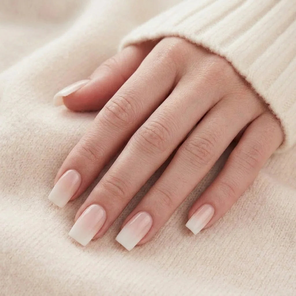 Dreamy Dip naglar på hand – kort square ombré mot beige stickad tröja