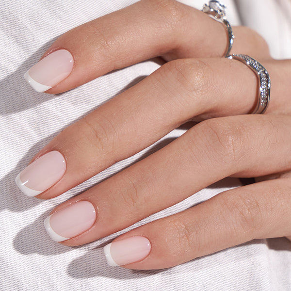 Vintermodell med nude ombre press-on naglar i snö – XNails vinterkampanj lifestyle